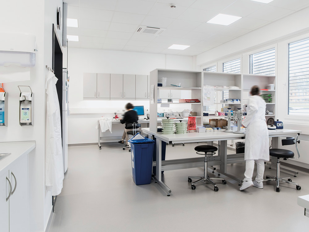 Ergonomische Arbeitsplatzgestaltung: Elastischer Boden im Labor entlastet bei langem Stehen